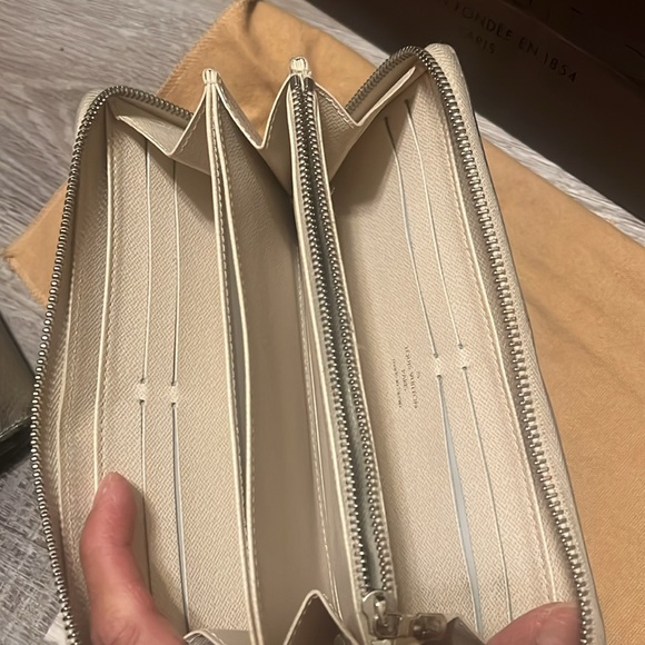 LV Zippy Wallet - Picture 8 of 9